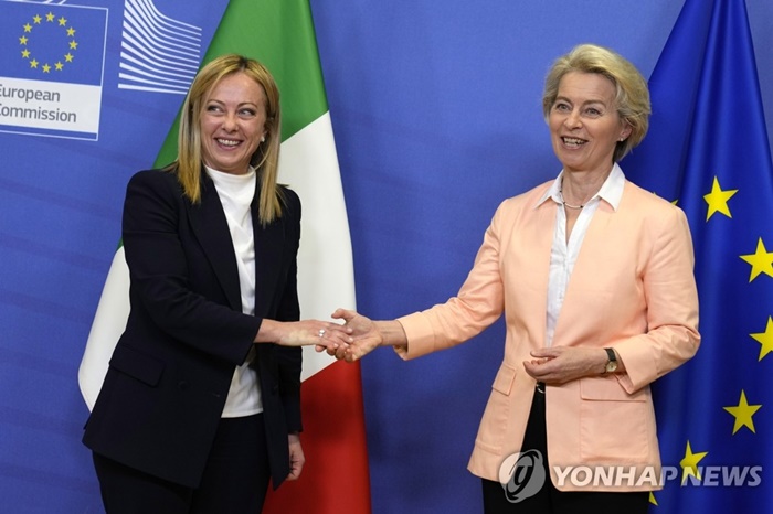 멜로니 폰 데어 라이엔.jpg