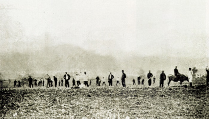 1915년 신흥강습소 교사 및 학생들의 영농 장면.jpg