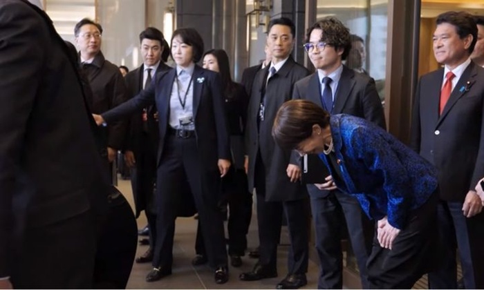 90도 인사 뉴시스.jpeg