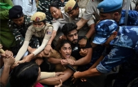 부샨 싱=폭력배+체육인+정치인: 인도 여성 레슬러가 길거리로 나선 이유