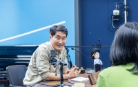 [이너뷰]이제 직장 선배가 된 홍사훈을 만나다 : 오토바이를 타고 온 관우