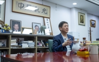 [이너뷰]외교 공관 추적자, 김홍걸을 만나다 : 정치적 졸부는 어떻게 외교를 망치는가