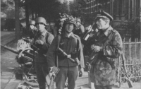 빵 폭탄 이야기 3: 탱크가 뭉갠, 연합군의 꽃그림