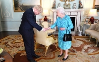 영국 브리핑 20: 왜 세습된 여왕은 존경받고 선출된 총리는 욕먹을까