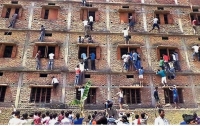 인도의 교육 양극화: 인도 학부모들이 스파이더맨처럼 학교 벽에 매달린 이유